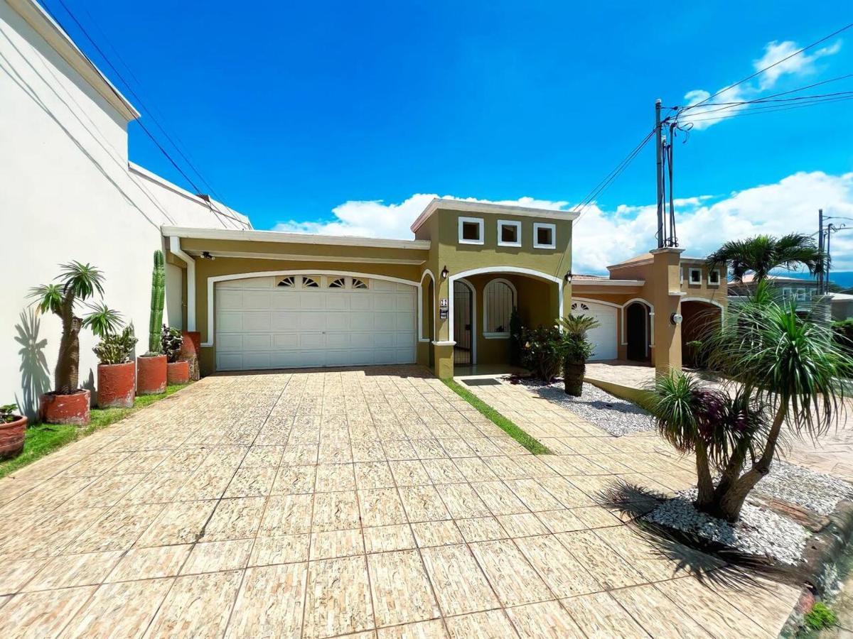 Beautiful Home W/ Backyard, Ac - Close To Airport Brasil Exterior photo